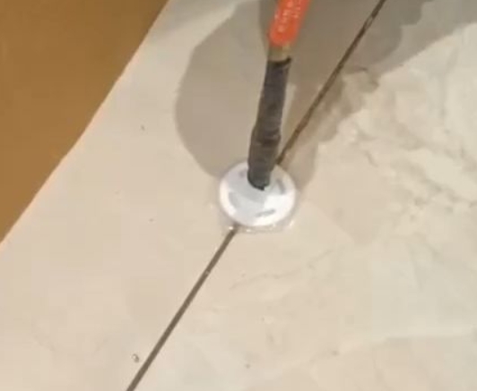 资阳瓷砖空鼓维修公司专业解答瓷砖在铺贴过程中，如果没有涂抹均匀到位的粘结材料（如水泥砂浆或瓷砖胶），可能会导致以下问题