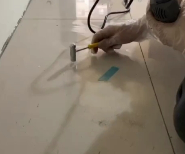 资阳瓷砖开裂维修公司专业分享瓷砖在铺贴前如果没有沥干水分，将会导致以下问题