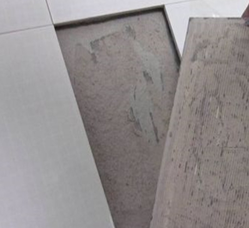 资阳瓷砖空鼓维修公司分享瓷砖铺贴时如果打浆（即涂抹在瓷砖背面和基层上的砂浆或瓷砖胶）过少，会带来以下问题